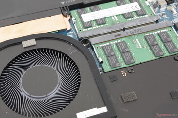La memoria RAM accesible y las bahías de almacenamiento se encuentran adyacentes a los ventiladores