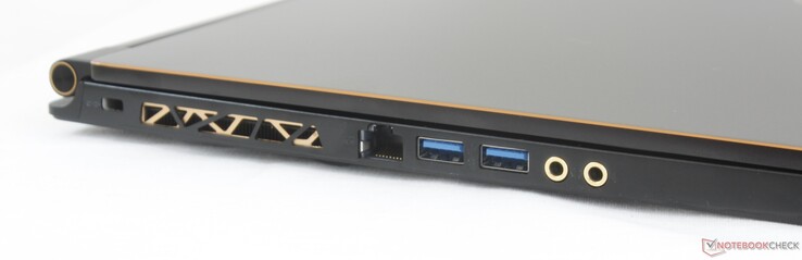 Izquierda: Kensington Lock, Gigabit RJ-45, 2x USB 3.1 Gen 2, auriculares dorados de 3.5 mm, micrófono dorados de 3.5 mm