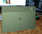 El Moto Pad 60 Pro en un elegante color verde sólo está disponible en unos pocos países, pero es una gran alternativa a los dispositivos bastante aburridos de sus competidores. (Fuente de la imagen: Notebookcheck)