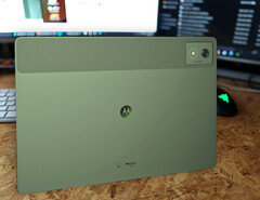 El Moto Pad 60 Pro en un elegante color verde sólo está disponible en unos pocos países, pero es una gran alternativa a los dispositivos bastante aburridos de sus competidores. (Fuente de la imagen: Notebookcheck)