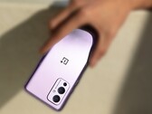 OnePlus podría no estar disfrutando de todas las respuestas a su reto de pies de foto del OnePlus 9. (Fuente de la imagen: OnePlus - editado)