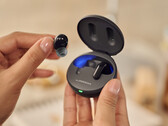 Los auriculares LG TONE Free T90 pueden recargarse de forma inalámbrica a través del estándar Qi. (Fuente de la imagen: LG)