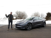 La autonomía del Model 3 bajó drásticamente en los meses más fríos (imagen: Car and Driver/YouTube)