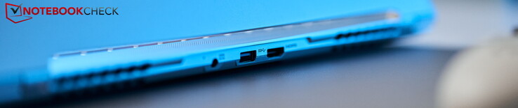 Parte trasera: alimentación, USB-A 3.0, HDMI