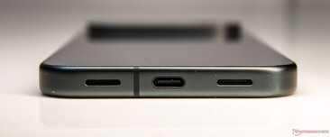 Parte inferior: Altavoz, USB 3.2 Tipo-C, Micrófono