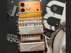 iPhone 17 Pro Max con refrigeradores SSD acoplados para una mejor estabilidad térmica (Fuente de la imagen: u/T-K-Tronix vía r/iphone)