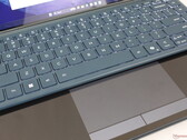 Las dos pantallas táctiles pueden ser versátiles, pero el teclado y el clickpad virtual pueden ser torpes de usar (Fuente de la imagen: Notebookcheck)