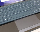 Las dos pantallas táctiles pueden ser versátiles, pero el teclado y el clickpad virtual pueden ser torpes de usar (Fuente de la imagen: Notebookcheck)
