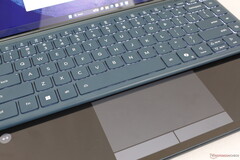 Las dos pantallas táctiles pueden ser versátiles, pero el teclado y el clickpad virtual pueden ser torpes de usar (Fuente de la imagen: Notebookcheck)