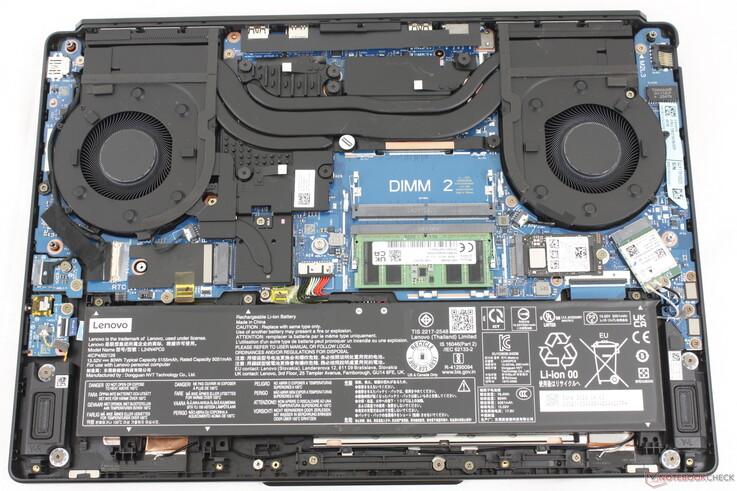 El Legion 5 15IAX11 cuenta con dos ranuras SODIMM para memoria RAM DDR5 y dos ranuras M.2 para SSD. No obstante, una de las unidades debe tener una longitud de 42 mm o menos.