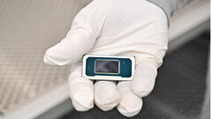 La ExpertBook Ultra requiere la alimentación de un adaptador de CA para desarrollar todo su potencial de rendimiento (Fuente de la imagen: Futurecdn.net)