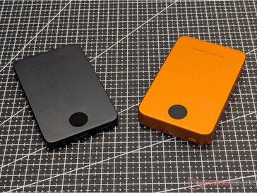 Batería externa inalámbrica de estado sólido ReelCharge: 5.000 mAh (izquierda) y 10.000 mAh (derecha).