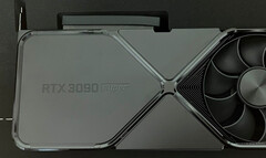 NVIDIA habría distinguido a la RTX 3090 SUPER con un diseño completamente negro. (Fuente de la imagen: @KittyYYuko)