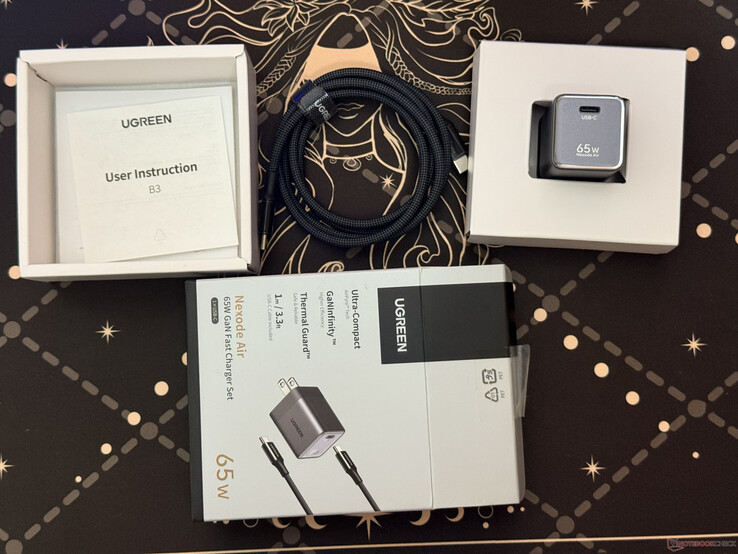 Todos los elementos incluidos en la caja del cargador Ugreen Nexode Air de 65 W