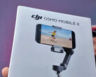 El embalaje de venta al público del Osmo Mobile 8 mantiene el diseño sencillo de los anteriores cardanes para cámara de smartphone de DJI. (Fuente de la imagen: Camera Joint)