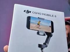 El embalaje de venta al público del Osmo Mobile 8 mantiene el diseño sencillo de los anteriores cardanes para cámara de smartphone de DJI. (Fuente de la imagen: Camera Joint)