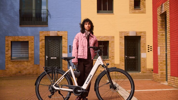 La bicicleta eléctrica District+ en color plata lunar