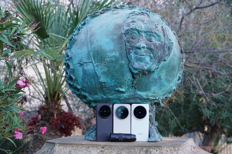 Los años 2024 y 2025 vieron el lanzamiento de tres generaciones del buque insignia de Vivo: el Vivo X100 Pro (izquierda), el Vivo X200 Ultra (derecha) y el Vivo X300 Pro (centro).