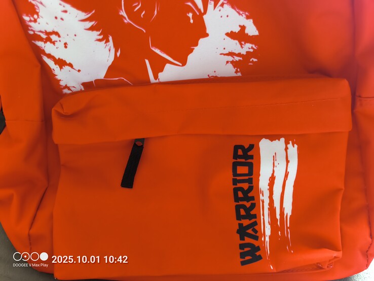 La mochila de color rojo perfecto (C51111) parece naranja (Fuente de la imagen: Sergey Tarasov - Notebookcheck)