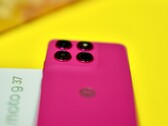 El chasis del Moto G37 es elegante, pero la calidad de fabricación no es perfecta.