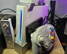 Una Nintendo Wii modificada con un mando de GameCube junto a ella