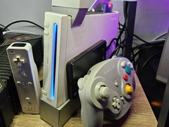 Una Nintendo Wii modificada con un mando de GameCube junto a ella