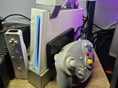 Una Nintendo Wii modificada con un mando de GameCube junto a ella