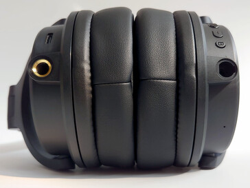 Puerto USB y toma de 6,35 mm en el auricular izquierdo, toma de 3,5 mm en el derecho. (Fuente de la imagen: Notebookcheck)