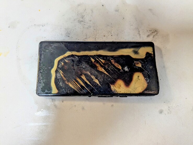 Un Google Pixel 6a quemado y derretido después de que la batería se sobrecalentara y se incendiara. (Fuente de la imagen: usuario de Reddit u/zaliver)