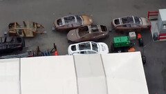 Tesla tiene algunos intrigantes bastidores de carrocerías de vehículos nuevos repartidos por la fábrica de Fremont. (Fuente de la imagen: TslaChan/X)