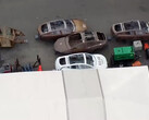 Tesla tiene algunos intrigantes bastidores de carrocerías de vehículos nuevos repartidos por la fábrica de Fremont. (Fuente de la imagen: TslaChan/X)
