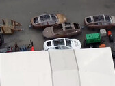 Tesla tiene algunos intrigantes bastidores de carrocerías de vehículos nuevos repartidos por la fábrica de Fremont. (Fuente de la imagen: TslaChan/X)