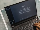 Manos tecleando en el teclado de un ordenador portátil con la página de inicio de ChatGPT en la pantalla