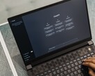 Manos tecleando en el teclado de un ordenador portátil con la página de inicio de ChatGPT en la pantalla