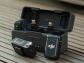 El DJI Mic 2 está disponible en un paquete combinado con un estuche de carga y un receptor de micrófono de repuesto. (Fuente de la imagen: DJI)