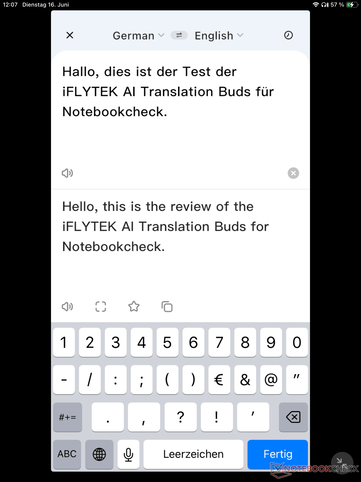La herramienta de traducción de textos incluida funciona igual que Deepl y otros servicios similares.