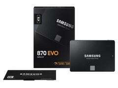 Imagen de la unidad de estado sólido Samsung 870 EVO SATA de 2,5 pulgadas junto al embalaje de venta al público (Fuente de la imagen: Samsung)