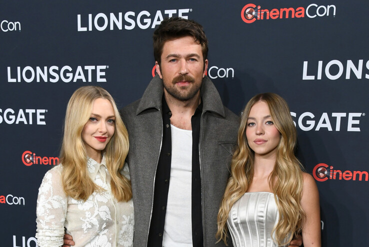 Conozca los rostros que se esconden tras el suspense. Sydney Sweeney como Millie, Amanda Seyfried como Nina, y Brandon Sklenar como Andrew - un trío preparado para desentrañar una red de secretos en The Housemaid
