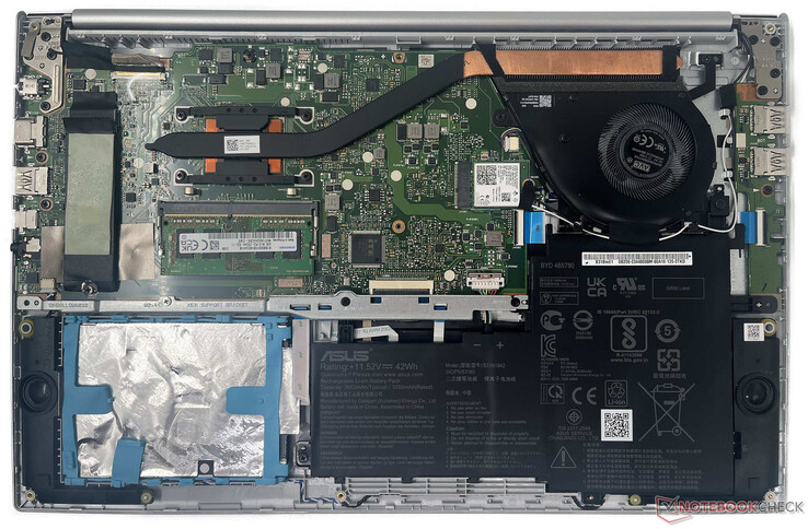 Asus VivoBook 15 KM513 interior