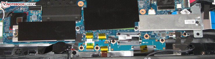 Un SSD NVMe (izquierda) sirve como unidad del sistema. Se puede instalar una segunda SSD NVMe.