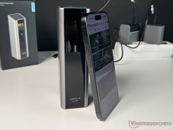 Cuktech 15 Ultra en comparación de tamaño con un iPhone 16 Pro