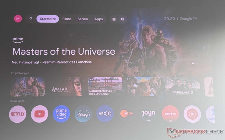 Interfaz de Google TV del Etoe Dolphin 2 (habitación ligeramente en penumbra con una ventana a la derecha, pantalla de alto contraste)