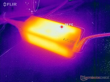 El adaptador de CA alcanza los 40 C bajo cargas exigentes