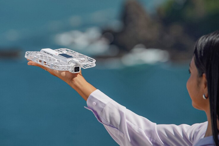 El Hoverair Versa se acopla a la base del dron Flight Kit mediante el soporte MagLatch.