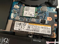 El SSD se encuentra debajo de una cubierta adicional (asegurada por tornillos).