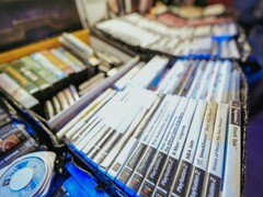 En lugar de juegos en caja, esta estantería de videojuegos solo contiene tarjetas con códigos de descarga, lo que supone una visión inquietante del futuro para muchos aficionados.