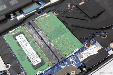 2 ranuras SODIMM accesibles. Podemos notar un ligero ruido electrónico o silbido de la bobina de nuestra unidad de prueba