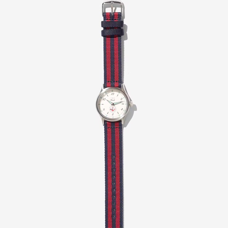 Reloj Noah x Timex MK1 Anchor con caja plateada de 36 mm, esfera color crema, motivo de un ancla y correa de tela a rayas azul marino y rojo.