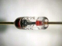 Primer plano de un diodo de silicona (Fuente: Wikipedia)