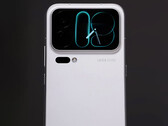 La pantalla trasera parece tener unos biseles más estrechos. En la imagen: una captura de pantalla del vídeo de presentación en el que se muestra el Xiaomi 18 Pro.